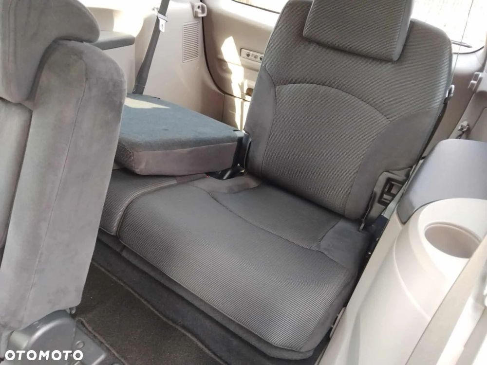 Mitsubishi Grandis 2.4 Intense - 13