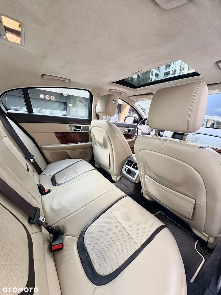 Jaguar XF 35t AWD Portfolio - 8