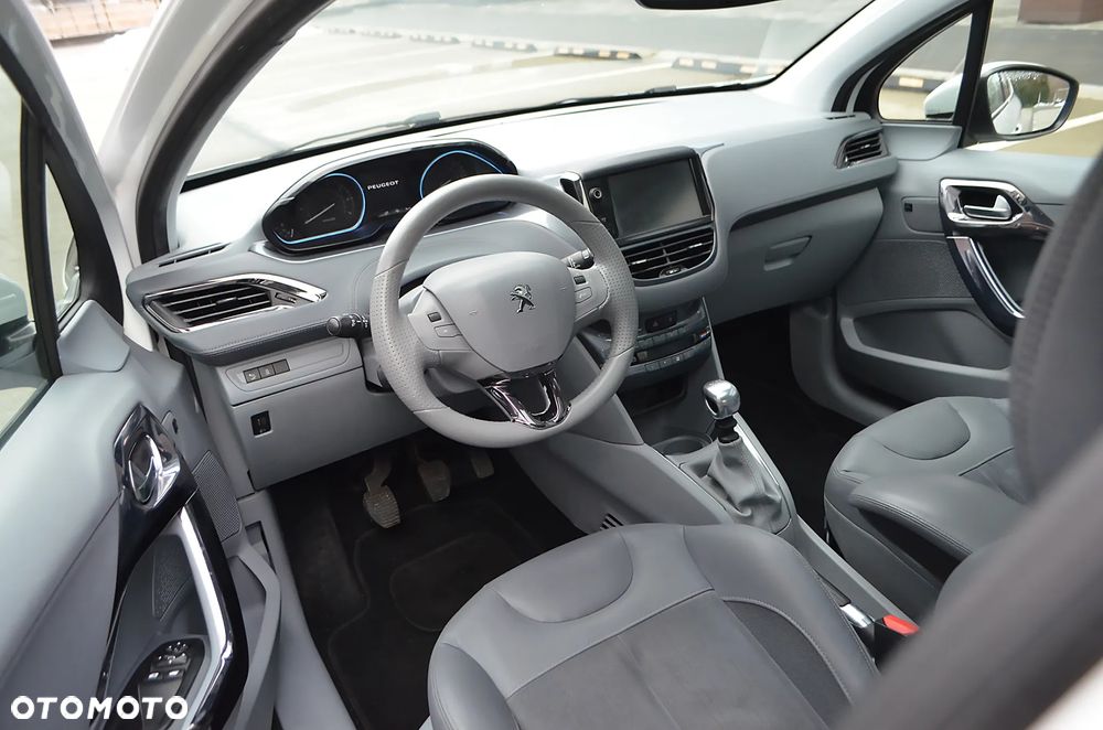 Peugeot 208 - 8