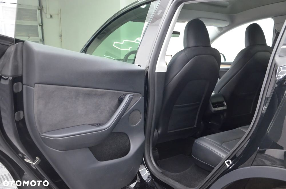 Tesla Model Y Long Range Dual Motor AWD - 12