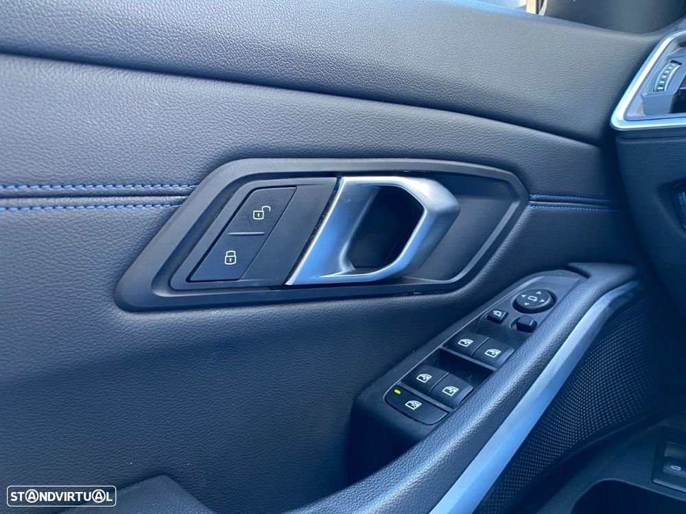 BMW 320 d Touring Pack Desportivo M Auto - 13