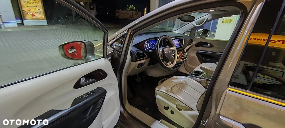 Chrysler Pacifica - 12