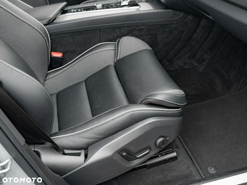 Volvo XC 60 B4 B Plus Dark - 32