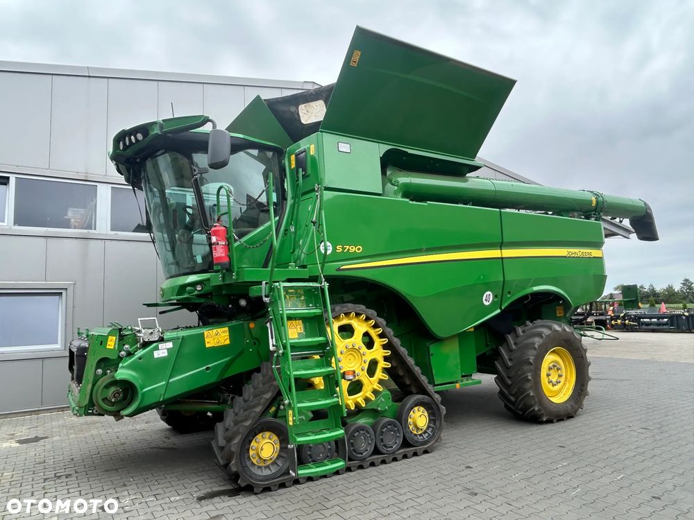 John Deere S790 - 1