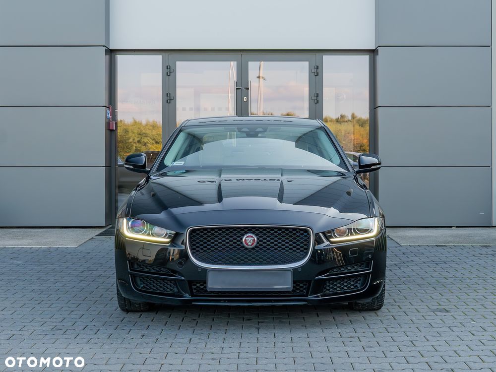 Jaguar XE 2.0 D Prestige - 3