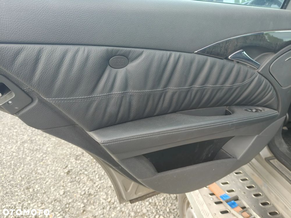 MERCEDES W211 BOCZEK TAPICERKA DRZWI Lewy Prawy Tył Tylny Airbag skóra Avantgarde