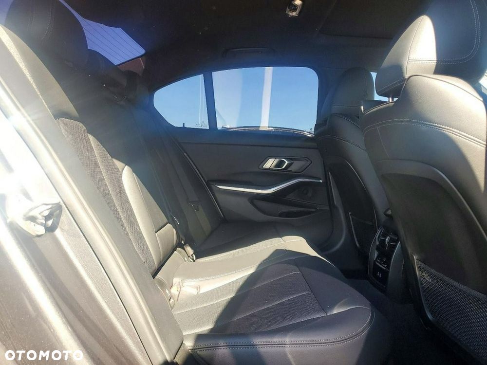 BMW Seria 3 330i M Sport - 10