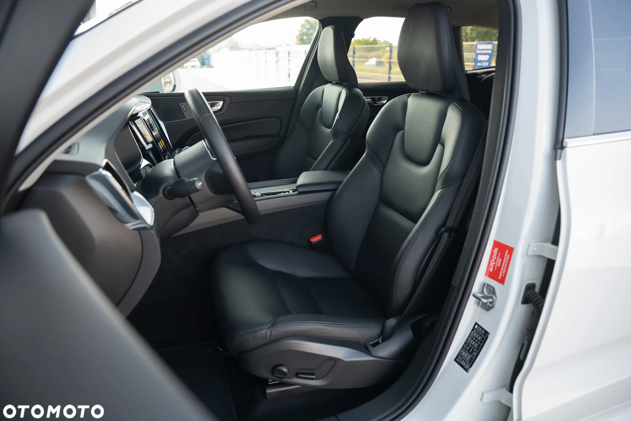 Volvo XC 60 B4 D AWD Geartronic Momentum Pro - 23