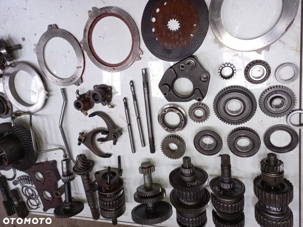 Case 5140 5130 5150 maxum kosz atak silnik zwolnice sterownik 1964762C2.1341161C2,1341098C1,1345850C1, 1345851C1,PIASTA,koło ataku,wałek,kosz rewersu,napędu,półbiegów,wom ,rozdzielacz,licznik,podnośnik,zawór,1995153C1,1995143C1,1346372C,1995262C1,A186746,144299A3,86Z,73Z,134585C2,1995393C2,19955383C2,A188035,115463A1.Case kosz sprzęgłowy biegów,wałek skrzyni 1995393C1,1995393C2,113557A1,1995208C1,5120,5140,5250,mx 90c,mx120,mx135,maccormick MTX,Maxxum wałek rewersu,półbiegów,napędu,koło zębate,przesówka,synchronizator. - 14