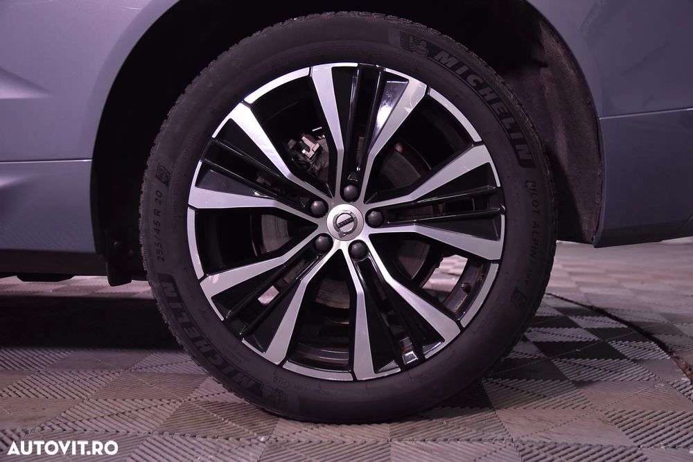 Volvo XC 60 B4 MHEV AT8 FWD Momentum - 13