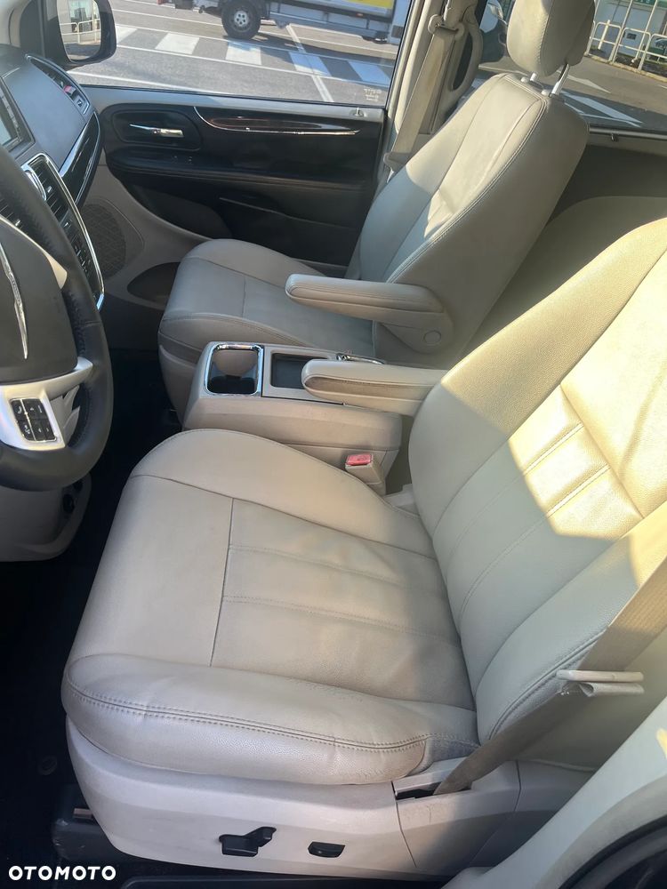 Chrysler Town & Country 3.6 Limited - 8