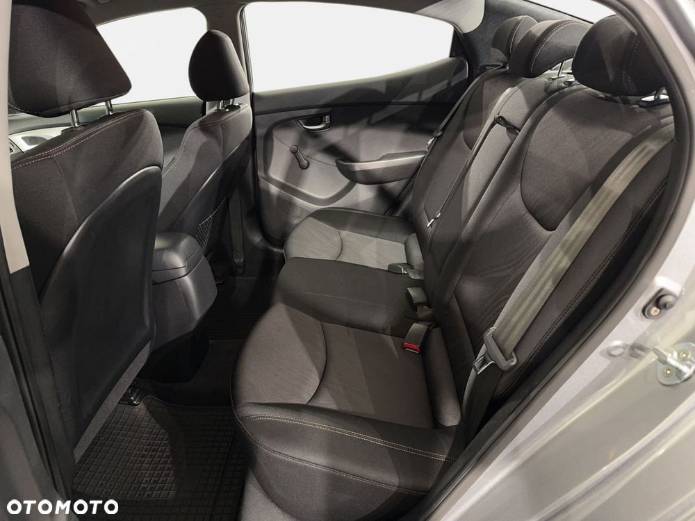Hyundai Elantra - 12