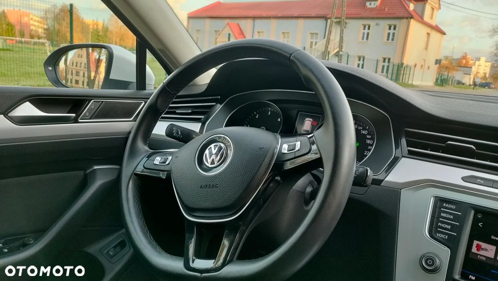 Volkswagen Passat 2.0 TDI SCR DSG Comfortline - 12