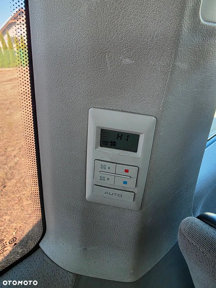 Volkswagen Caravelle - 9