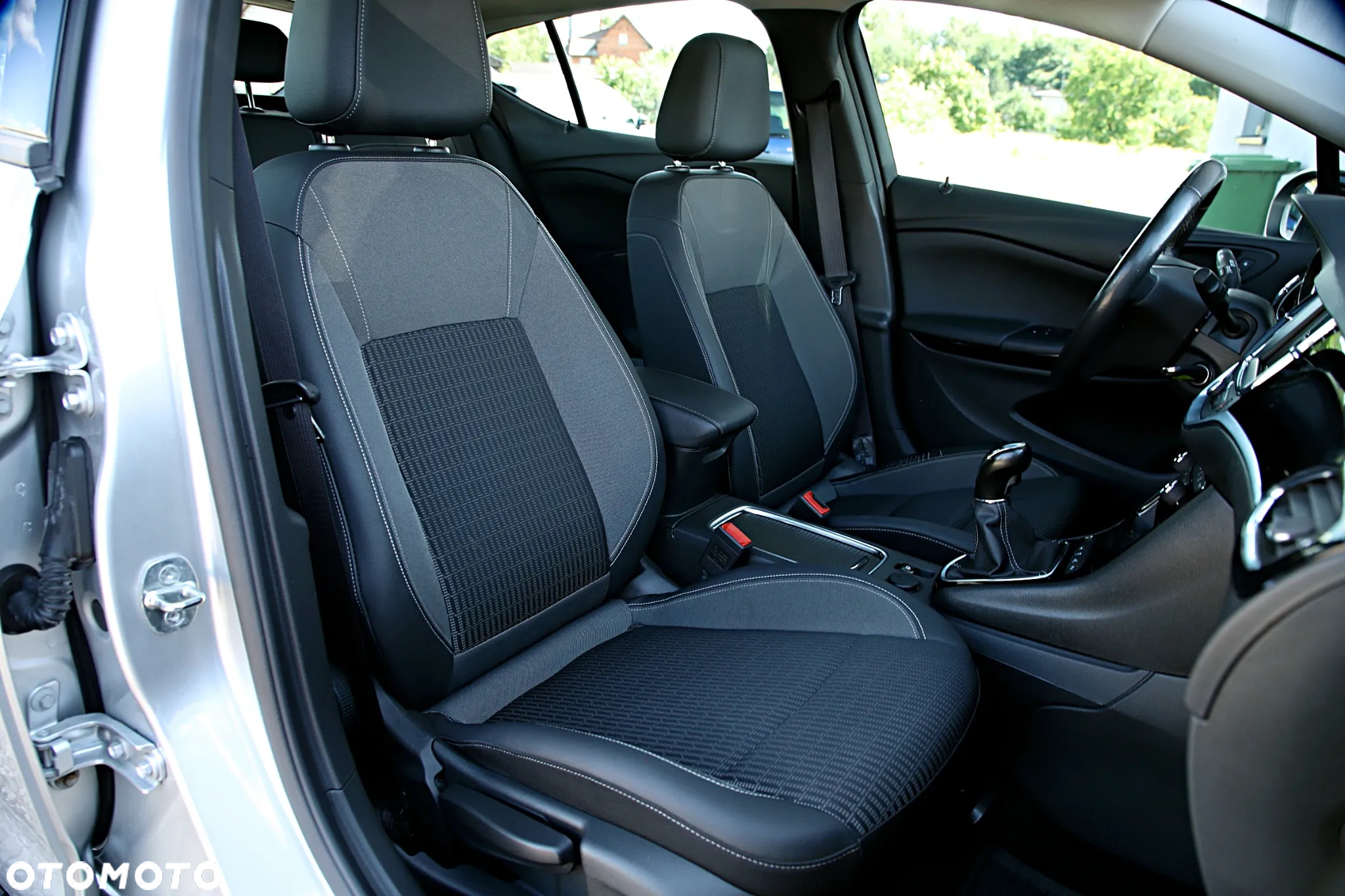 Opel Astra V 1.2 T Elegance S&S - 24