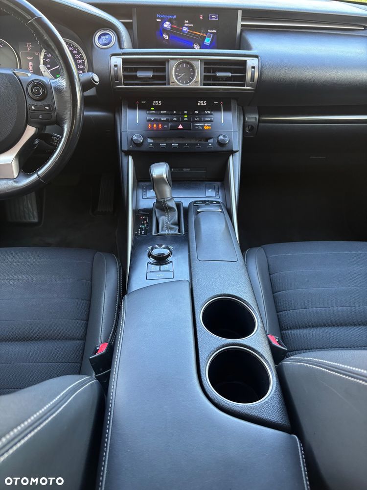 Lexus IS 300h Prestige - 30