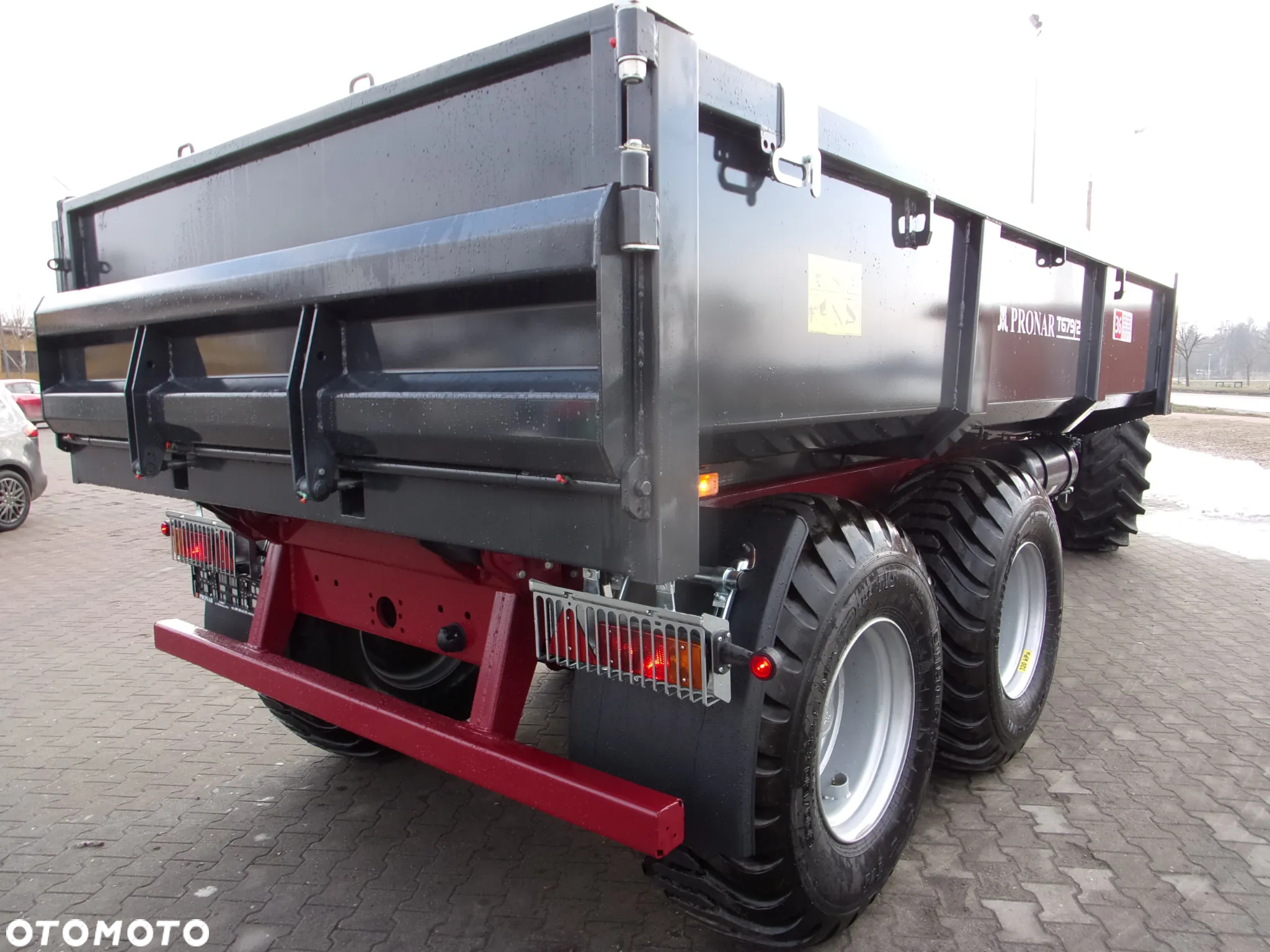 Pronar Przyczepa budowlana T679/2 kamieniarka 12 ton, sprawdza się znakomicie podczas transportowania gruzu, kamieni, żwiru i innych materiałów lub odpadów budowlanych używanych przy budowach i rozbiórkach - 5
