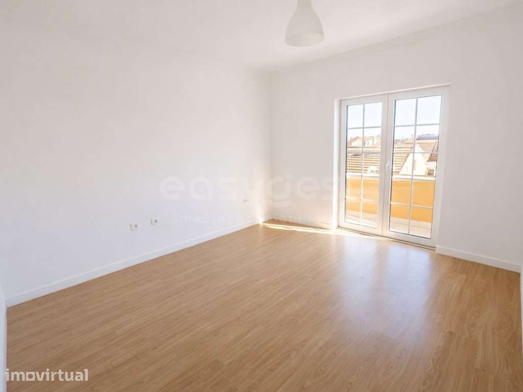 Moradia T4 com piscina e terreno de 900m2 - Quinta da Serralheira -... - Grande imagem: 4/12