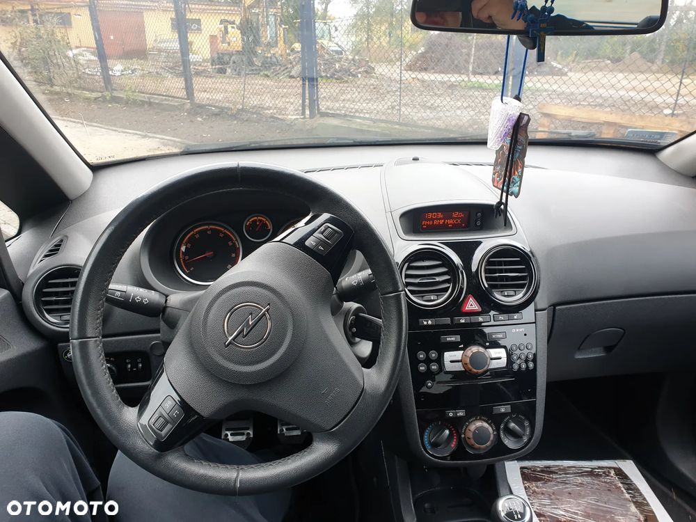 Opel Corsa 1.4 16V Cosmo - 12