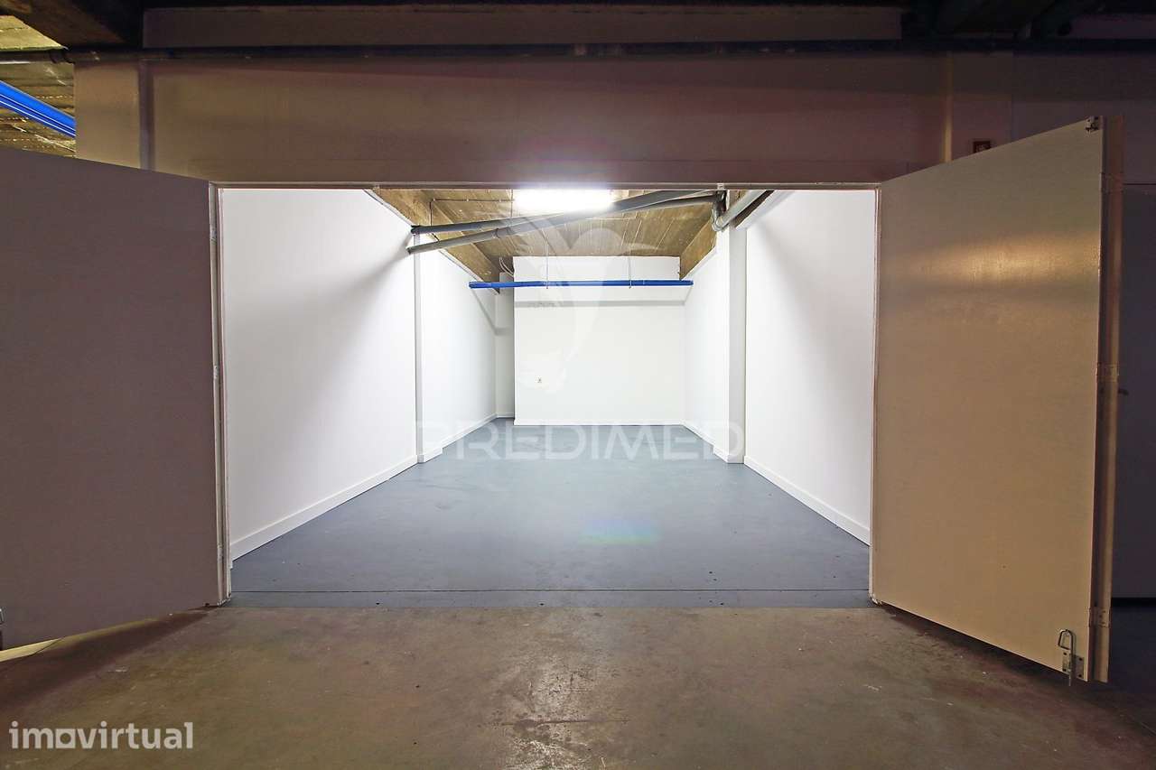 Garagem para Arrendamento | Zona da correeira, Albufeira - Grande imagem: 2/4
