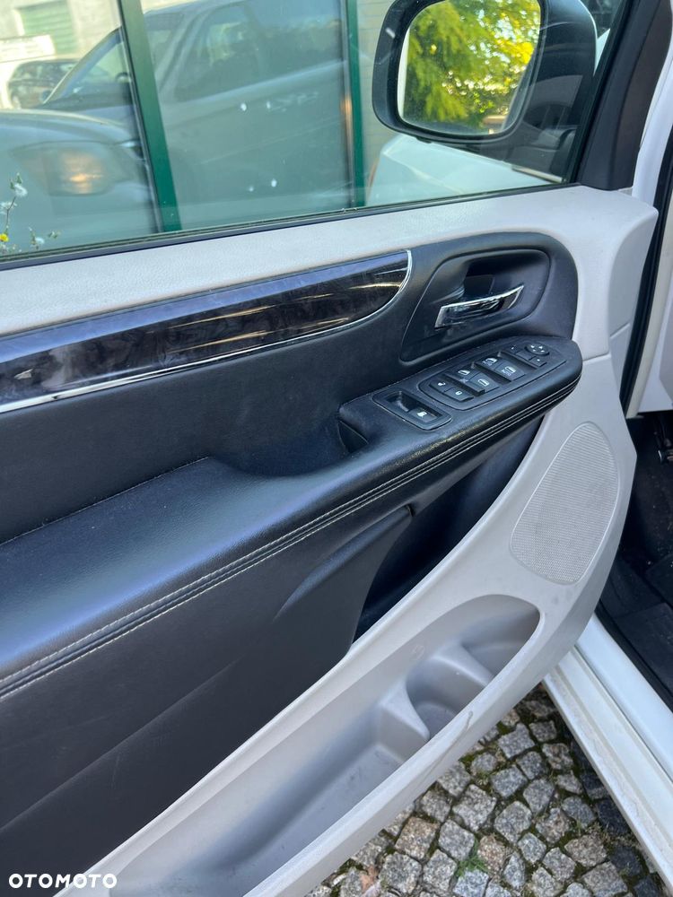 Chrysler Town & Country - 29