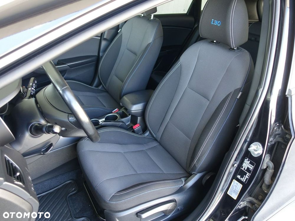 Hyundai i30 blue Kombi 1.4 Passion - 14