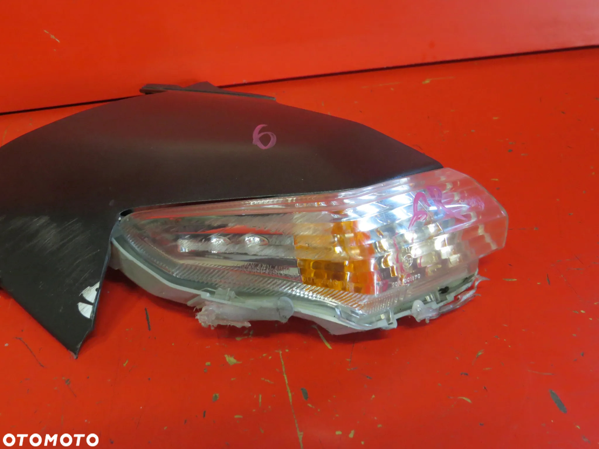 SUZUKI GSR 600 GSR600 K10 09 kierunkowskaz kierunek prawy owiewka bok osłona - 3