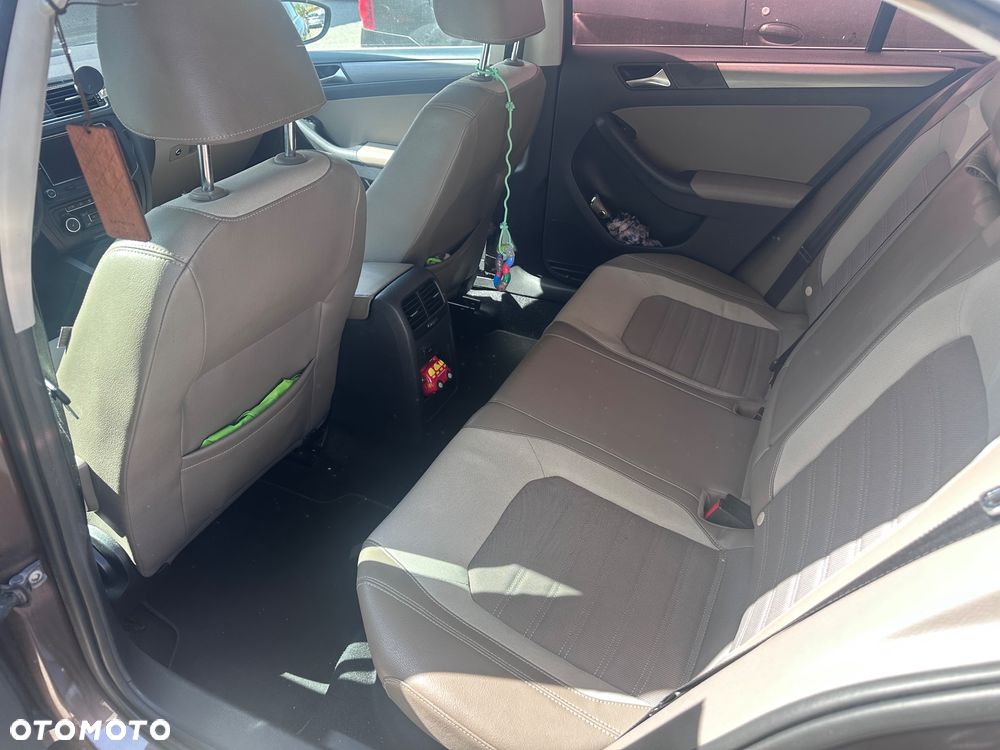 Volkswagen Jetta 2.0 TDI Highline - 8