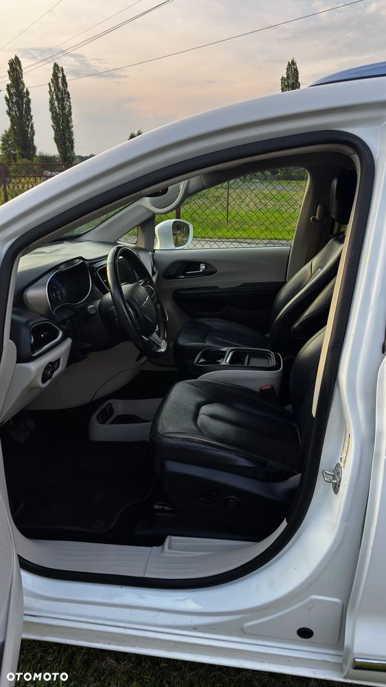 Chrysler Pacifica - 6