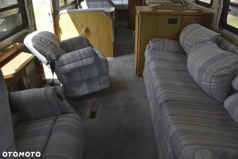 Chevrolet WINNEBAGO - 19