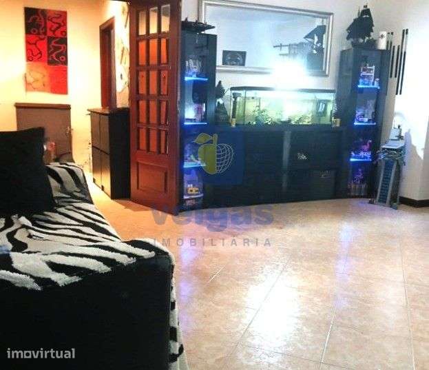 Fantástico T2 Renovado, na Av. da Liberdade – Monte Abraão - Grande imagem: 5/14