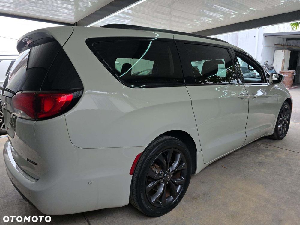 Chrysler Pacifica - 4