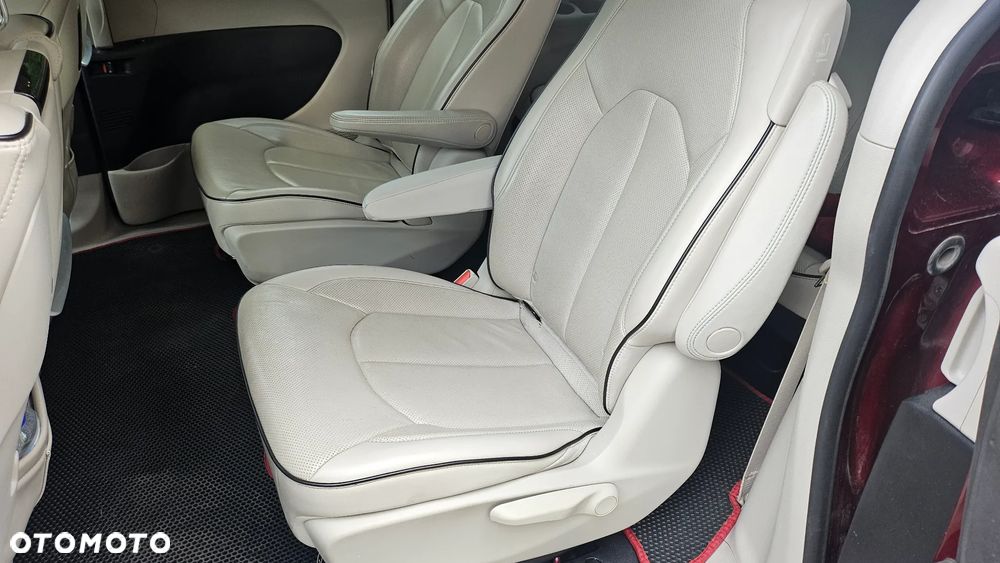 Chrysler Pacifica - 11