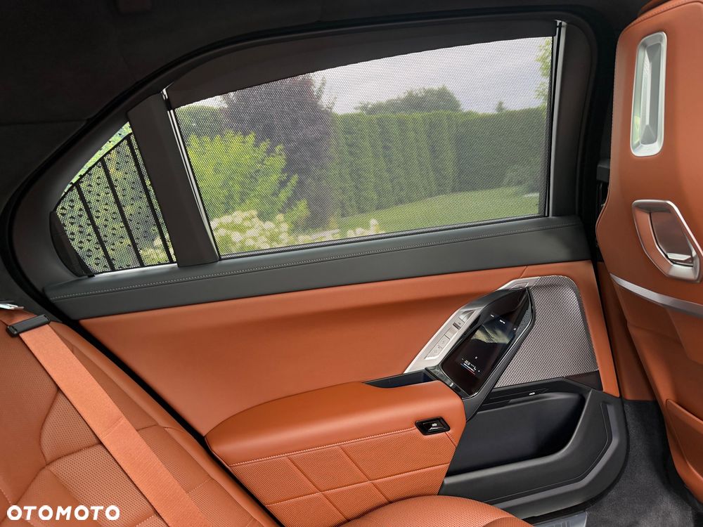 BMW Seria 7 M760e PHEV xDrive Individual Edition sport - 10