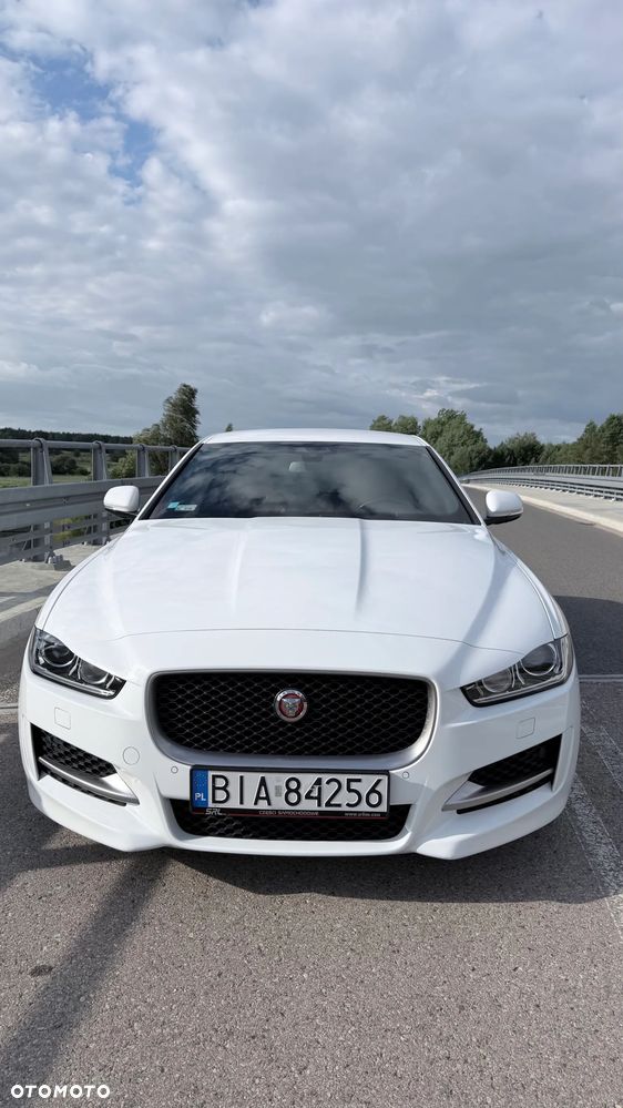 Jaguar XE 2.0 T R-Sport - 4