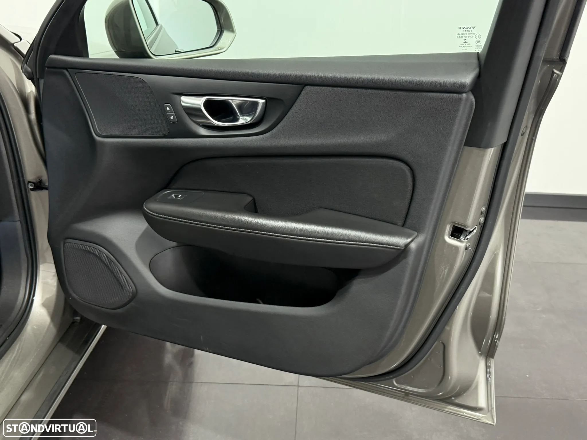 Volvo V60 2.0 B4 Momentum Geartronic - 38