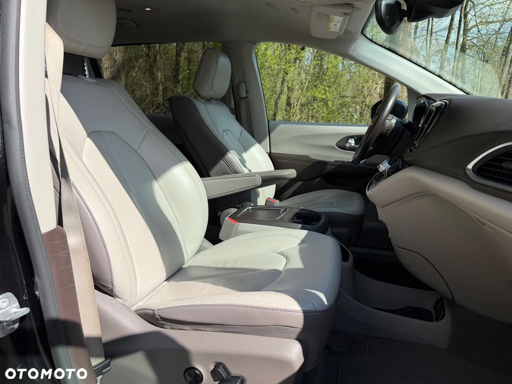 Chrysler Pacifica - 12