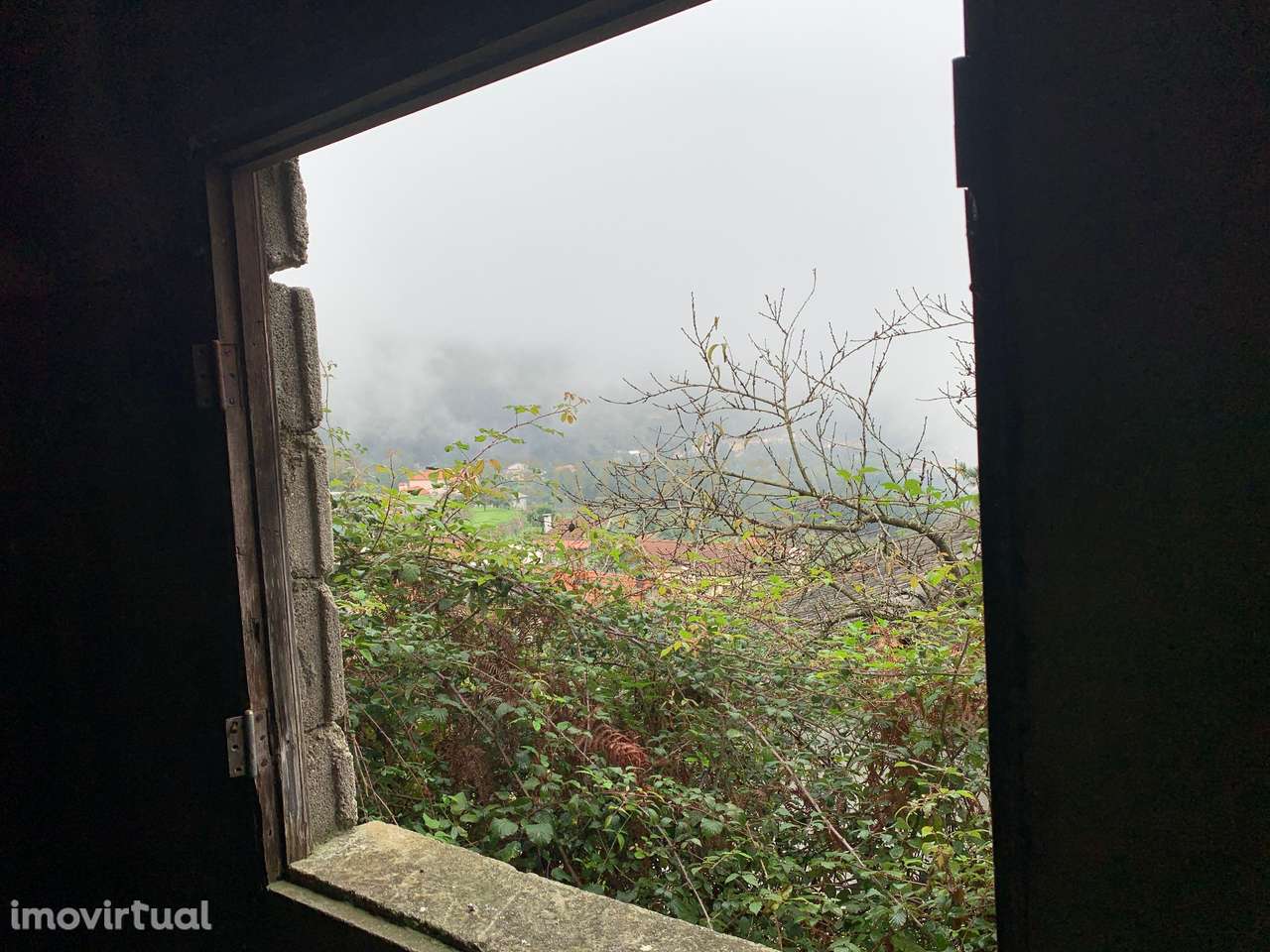 Casa para Restauro em Amares | Terreno e Vistas Deslumbrantes - Grande imagem: 3/31