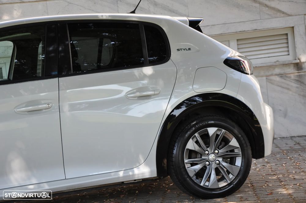 Peugeot e-208 E-Style - 19
