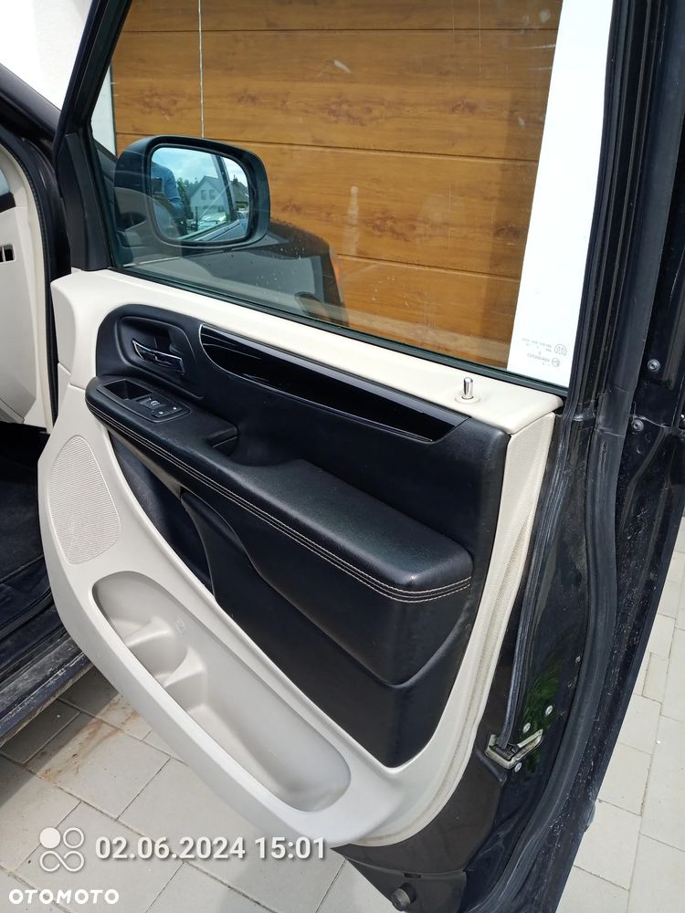 Chrysler Town & Country - 18