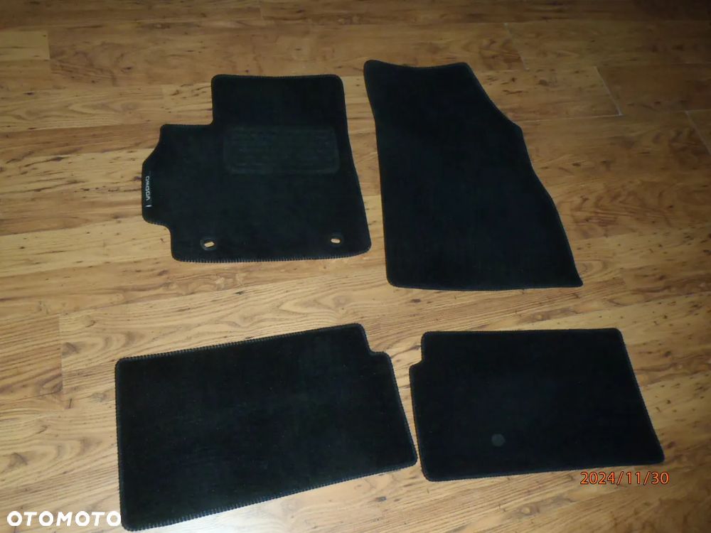 dywanikI dywanik wykładzina welur Chery Omoda 5 22-24r 4 szt ORYGINAŁ - 1