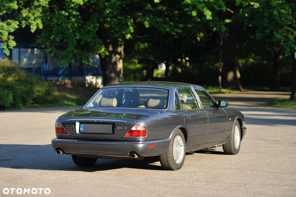 Jaguar XJ - 4