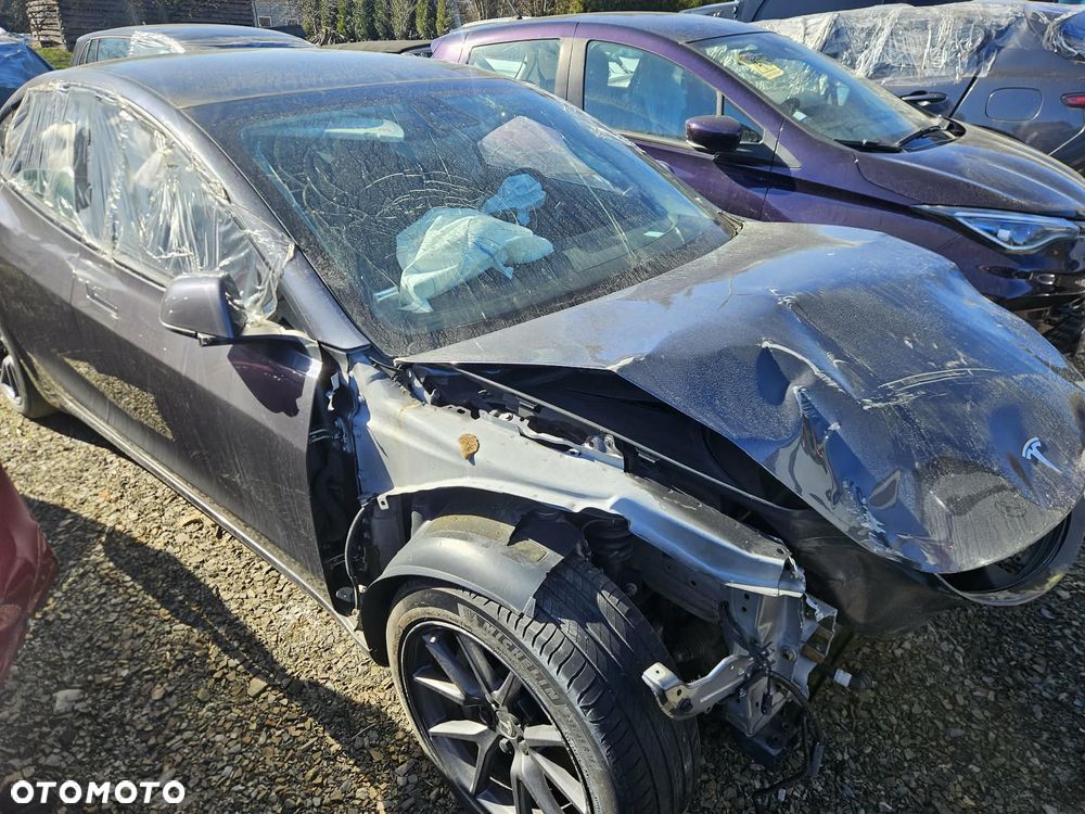 Tesla Model 3 - 4