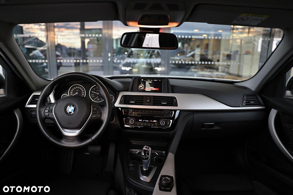 BMW Seria 3 318i - 11
