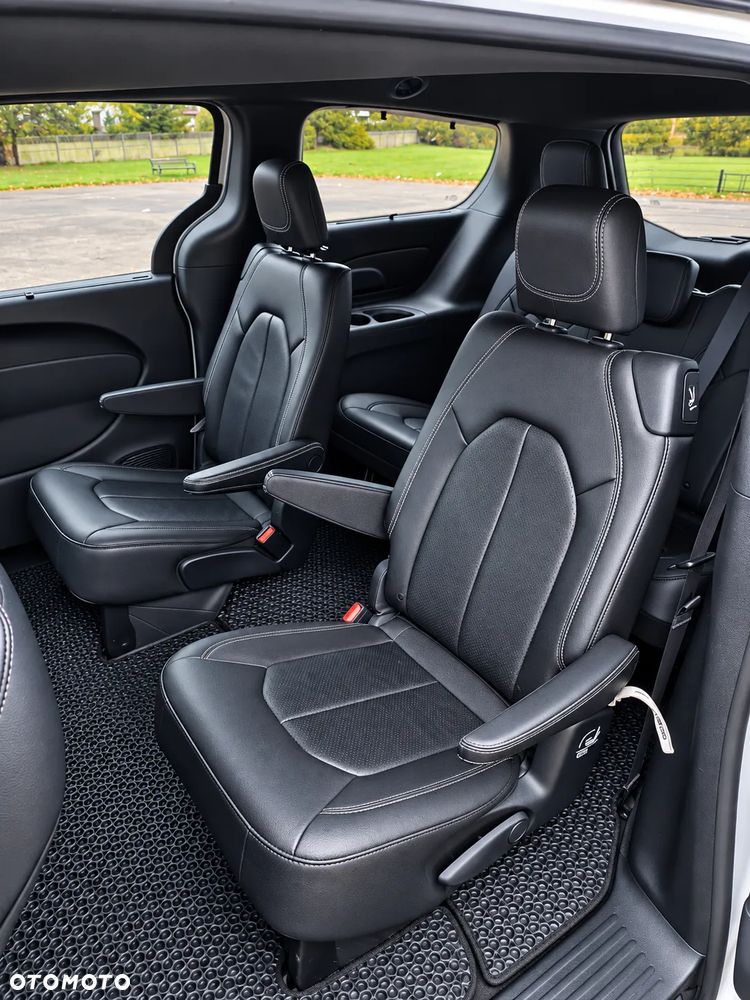 Chrysler Pacifica - 16