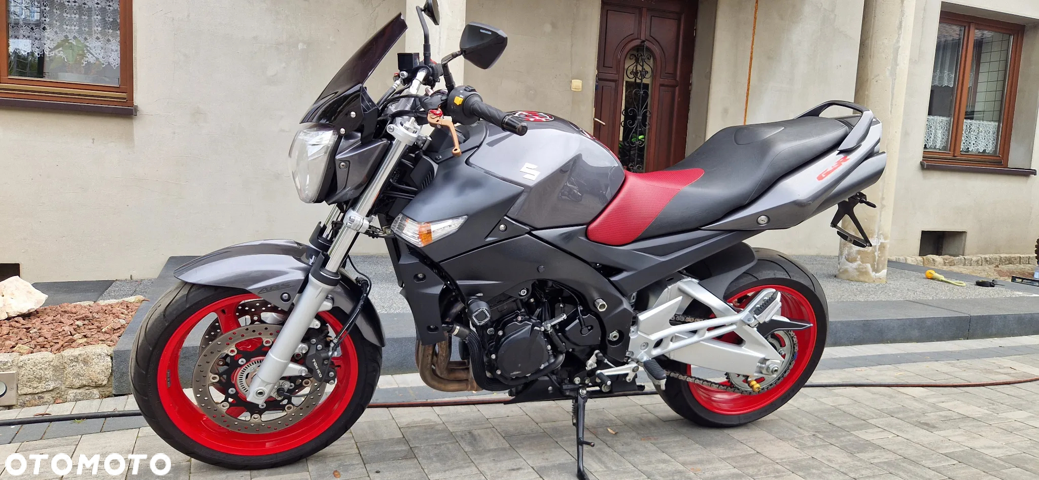 Suzuki GSR - 11