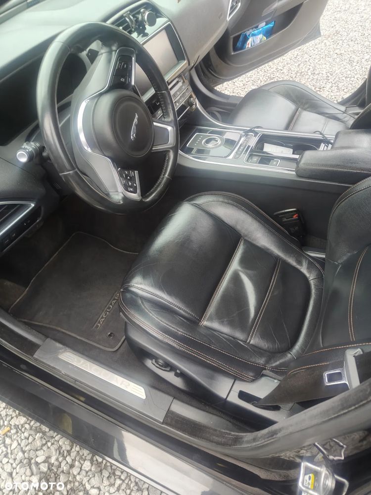 Jaguar XE 2.0 D AWD Portfolio - 38