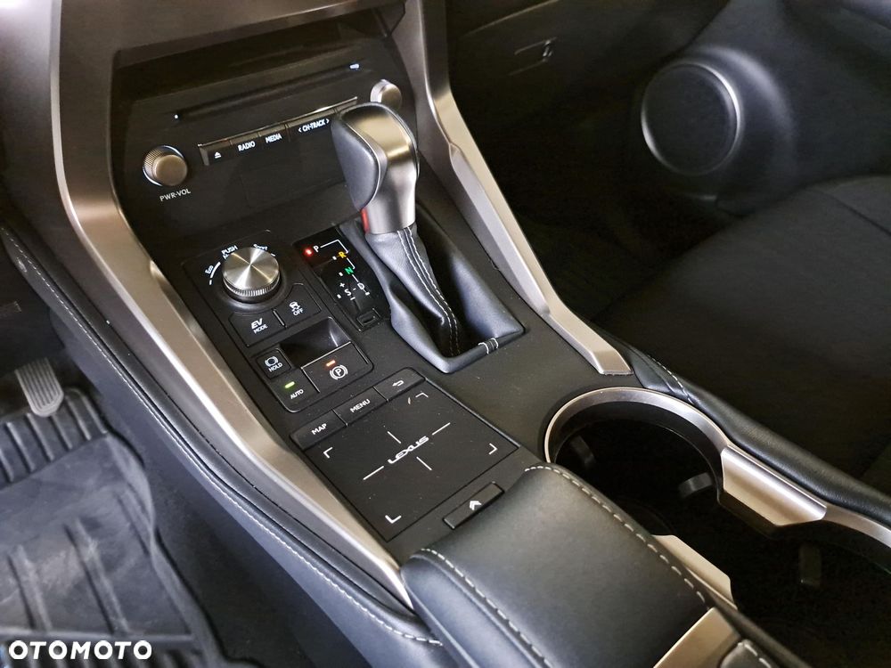 Lexus NX 300h Business Edition AWD - 25