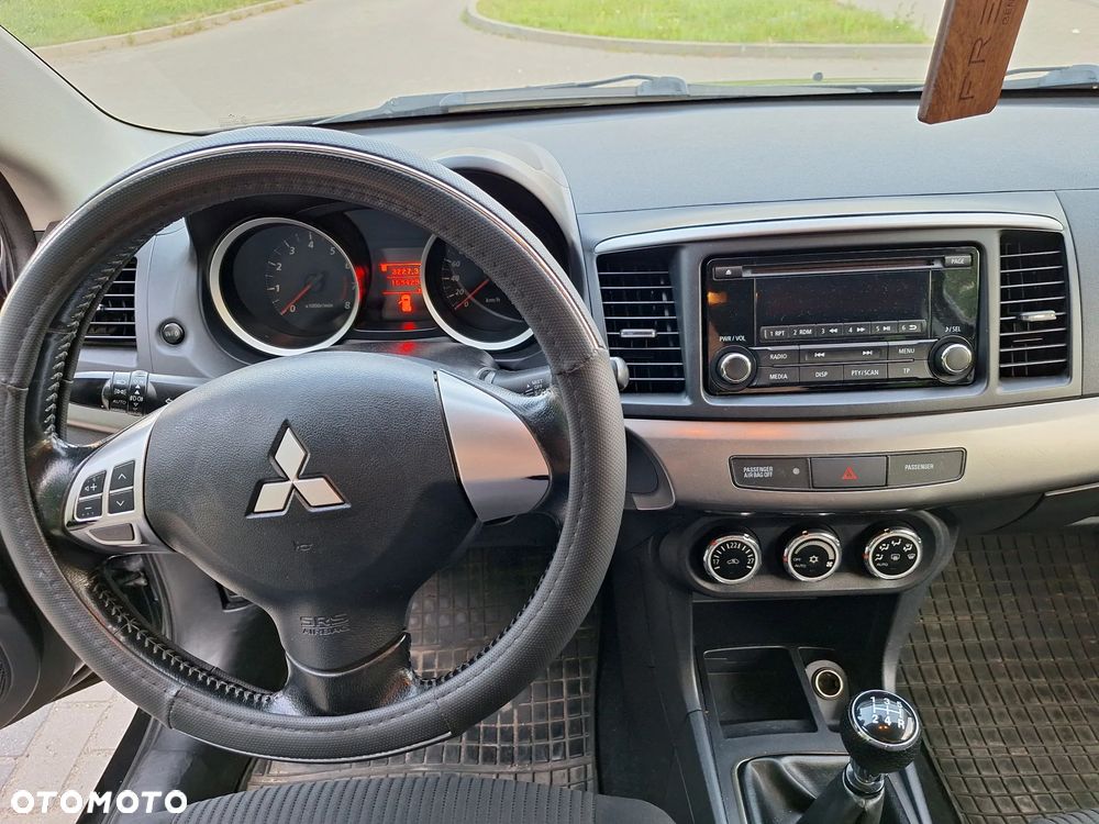 Mitsubishi Lancer 1.6 Invite - 4