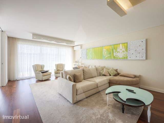 Apartamento T4 com 2 suítes e garagem fechada no centro do Porto - Grande imagem: 4/61